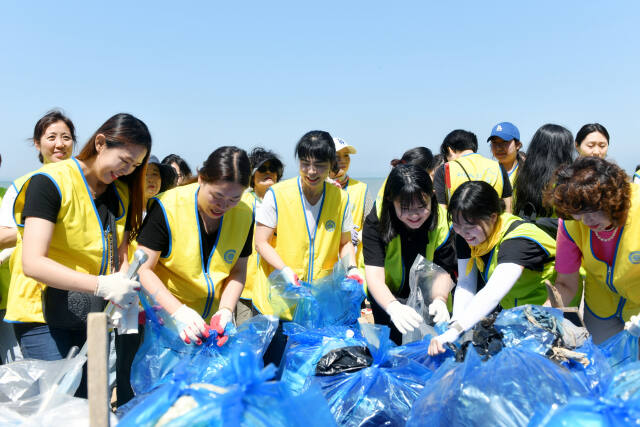 지난 16일 화성시 궁평리해수욕장 일대에서 하나님의교회 세계복음선교협회 신자 등이 세계환경의 날(6월 5일)을 기념해 ‘플라스틱발자국 지우기’ 캠페인을 진행하고 있다. 하나님의교회 제공