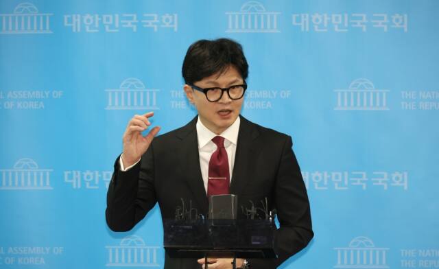 한동훈 전 국민의힘 비대위원장이 23일 국회에서 당 대표 출마 선언을 마친 뒤 취재진과 질의응답하고 있다. 연합뉴스