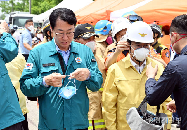 김동연 경기도지사가 24일 오전 불이 난 화성시 서신면 일차전지 제조업체 공장 화재 현장을 방문하고 있다. 김시범기자