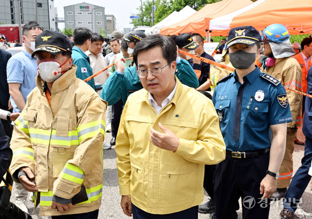 김동연 경기도지사가 24일 오전 불이 난 화성시 서신면 일차전지 제조업체 공장 화재 현장을 방문하고 있다. 김시범기자