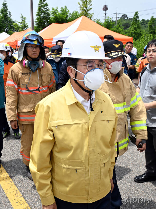 김동연 경기도지사가 24일 오전 불이 난 화성시 서신면 일차전지 제조업체 공장 화재 현장을 방문하고 있다. 김시범기자