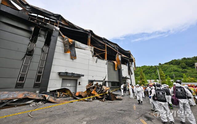 25일 오전 경기도 화성시 서신면 소재 일차전지 제조업체 공장 화재 현장에서 소방 대원, 국립과학수사연구원, 국토안전연구원, 고용노동부, 산업안전관리공단, 한국가스안전공사 관계자 등 합동 감식반이 현장에 투입되고 있다.