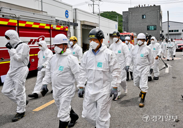 25일 오전 경기도 화성시 서신면 소재 일차전지 제조업체 공장 화재 현장에서 소방 대원, 국립과학수사연구원, 국토안전연구원, 고용노동부, 산업안전관리공단, 한국가스안전공사 관계자 등 합동 감식반이 현장에 투입되고 있다.