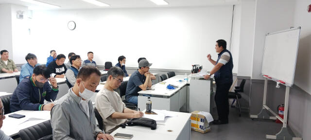 경기도일자리재단의 4060 맞춤형 재취업에 대한 교육 모습. 경기도일자리재단 제공