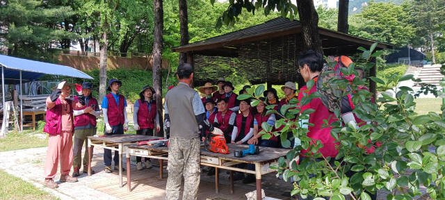 경기도일자리재단의 4060 맞춤형 재취업 사업으로 추진 중인 스마트 조경 관련 사업 참여자에 대한 교육 모습. 경기도일자리재단 제공