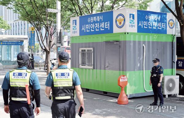 ‘수원 발발이’로 불리는 연쇄 성폭행범 박병화가 수원특례시로 거주지를 옮긴 지 한 달째인 지난달 13일 오후 거주지 인근에 설치된 시민안전센터 주변에서 경찰이 순찰을 돌고 있다. 조주현기자