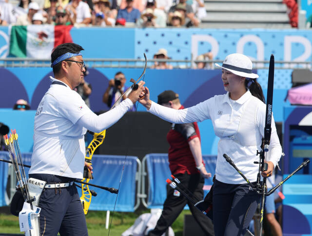 2일(한국시간) 프랑스 파리 앵발리드에서 열린 2024 파리올림픽 양궁 혼성 단체전 독일과 결승전에서 승리한 한국 김우진(왼쪽)·임시현이 기뻐하고 있다. 연합뉴스