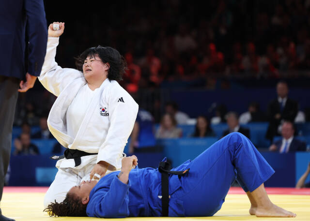 3일(한국시간) 프랑스 파리의 아레나 샹드마르스에서 열린 2024 파리 올림픽 유도 여자 78㎏급 동메달 결정전에서 김하윤이 튀르키예의 카이라 오즈데미르를 한판으로 꺾고 동메달을 따낸 뒤 눈물을 글썽이며 환호하고 있다.연합뉴스