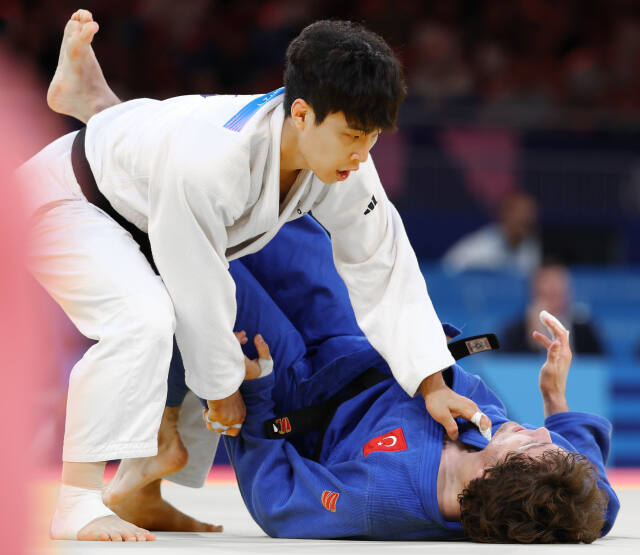 한국 유도대표팀 맏형 안바울(남양주시청)이 2024 파리 올림픽 혼성 단체전서 불굴의 투혼을 발휘해 후배들에게 귀감이 됐다. 사진은 튀르키예와의 16강전서 안바울이 무함메드 데미렐에게 한판승을 거두고 있는 모습.연합뉴스