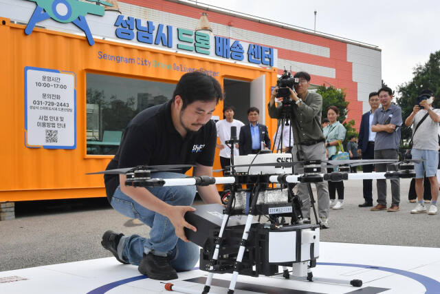 성남시 관계자가 드론배달 시연을 하고 있다. 성남시 제공