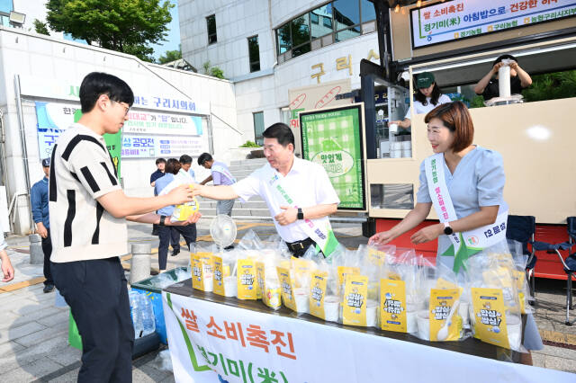 백경현 구리시장(가운데)이 시청 직원들과 시민들에게 경기쌀로 만든 주먹밥과 쌀 음료를 나눠 주고 있다. 구리시 제공