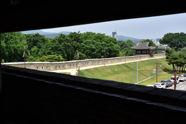 화서문 문루에서 본 성의 안쪽 모습이다. 내탁은 성에 붙인 흙더미를 말한다. 이강웅 고건축전문가