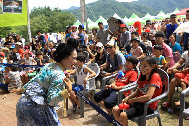 극단 예성이 지난 2012년 마당극 &lt;심봉사의 딸&gt;을 공연하며 관객들에게 즐거움을 주고 있다. 극단 예성 제공