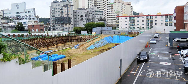 용인특례시 기흥구 신갈동 옛 기흥중학교 부지에 조성 중인 다목적 체육시설공사가 지난해 5월부터 1년여간 중단된 상태로 방치되고 있다. 송상호기자