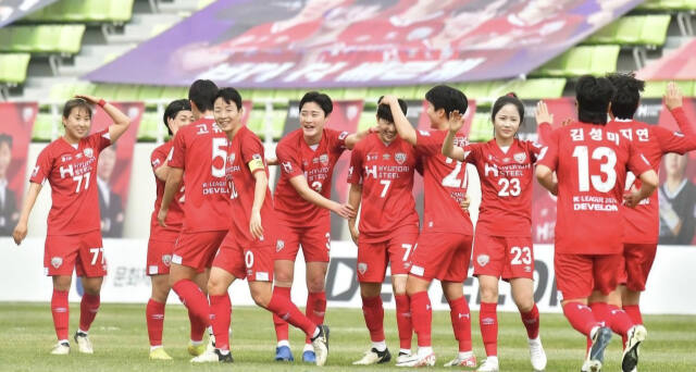 여자축구 WK리그서 12연속 우승에 도전하는 인천 현대제철이 최근 5경기 연속 무승의 부진에 빠지며 3위로 추락, 정상 수성에 어려움이 예고되고 있다.현대제철 제공