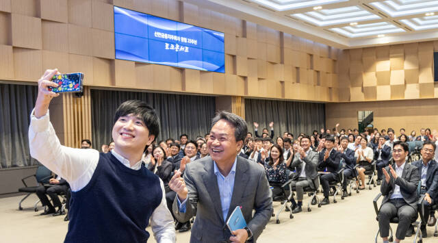 진옥동 신한금융지주회사 회장(사진 맨앞 왼쪽 두번째)이 지난 2일 서울 중구 신한금융 본사에서 열린 창립 23주년 기념 행사에 참석해 사회를 맡은 신홍윤씨와 직원들을 배경을 기념촬영을 하고 있다. 신한금융 제공