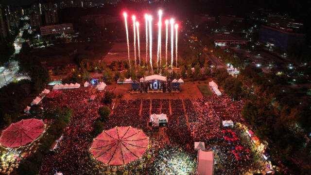 지난해 열린 과천공연예술축제에서 불꽃놀이가 진행되고 있다. 과천시 제공