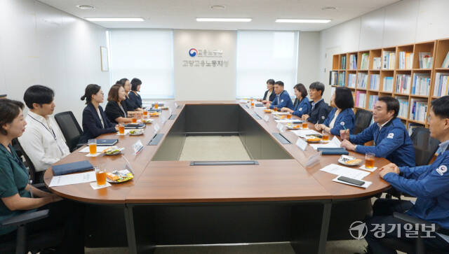 11일 오전 고용노동부 고양지청에서 열린 ‘임금체불 근절을 위한 기관 간담회’에서 고용노동부 고양지청 및 의정부지검 고양지청 관계자들이 주요 현안에 대해 이야기를 나누고 있다. 신진욱기자