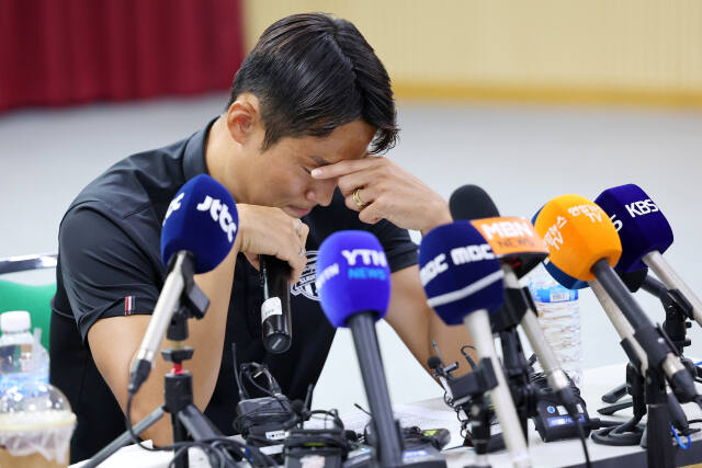 축구 국가대표 출신 손준호(수원FC)가 11일 오후 수원시체육회관 대회의실에서 중국축구협회 영구 제명 징계 관련 기자회견을 하며 눈물을 흘리고 있다.연합뉴스