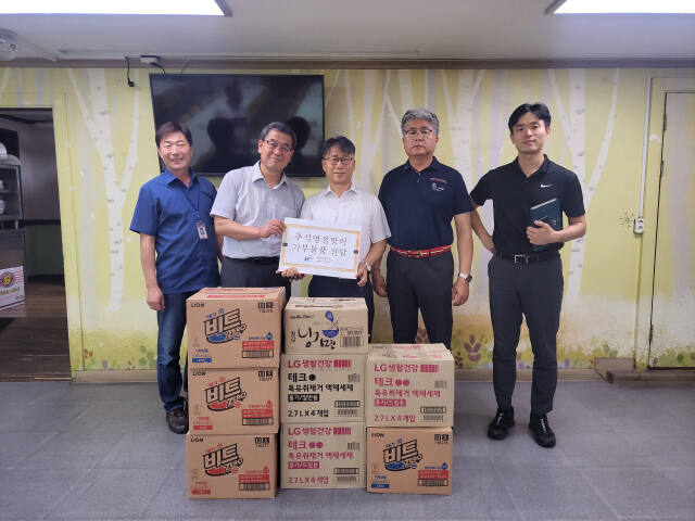 한국농어촌공사 화성수원지사는 12일 수봉재활원을 찾아 기부 물품을 전달했다. 한국농어촌공사 경기지역본부 제공