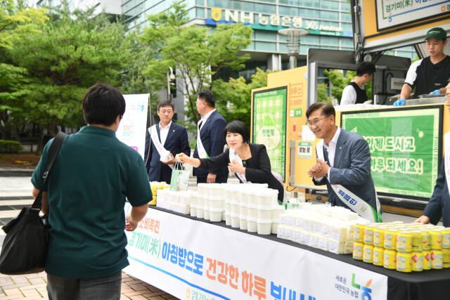 경기농협은 지난 7월22일 수원 광교테크노밸리 경기 R&amp;DB센터 앞 광장에서 출근길 직장인을 대상으로 '경기米로 든든한 한 끼! 아침밥 먹고 米인되세요!' 캠페인을 진행했다. 경기농협 제공