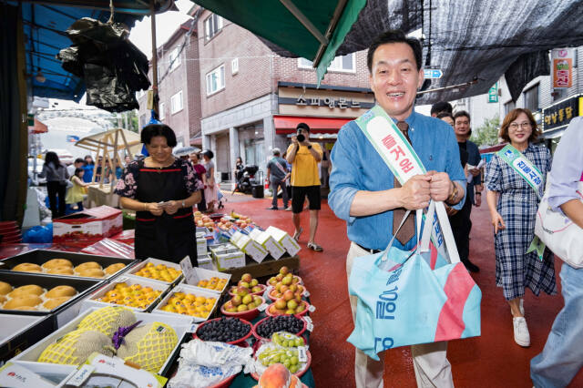 이재준 수원특례시장이 지난 11일 북수원시장에서 장을 보고 있다. 수원특례시 제공