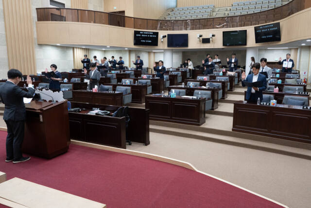 6일 시의회 본회의장에서 인천시의원들이 청렴 문화 확산과 반부패 의지 함양을 위한 ‘2024 반부패·청렴 교육 및 청렴 서약식’을 하고 있다. 시의회 제공