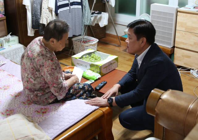 이상수 장안구청장이 12일 지역내 어려운 이웃 가정을 직접 방문해 건강을 살피고 있다. 장안구 제공