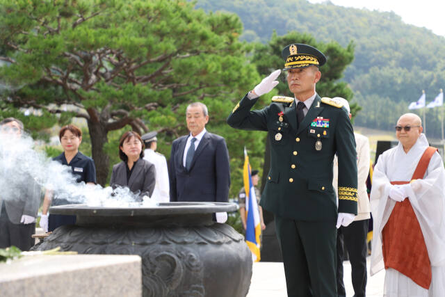 이수득 육군8기동사단장이 13일 거행된 제74주년 영천대첩 전승기념행사에서 헌화 및 분향하고 있다. 8기동사단 제공