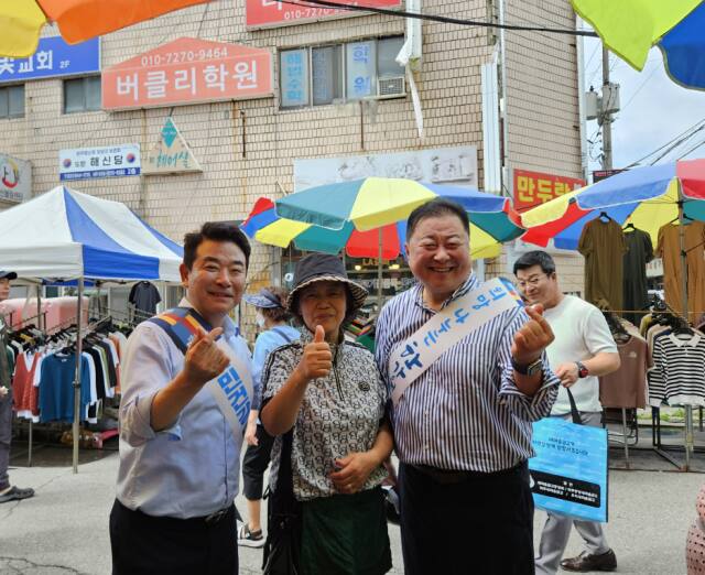 김경일 파주시장(맨 오른쪽)이 14일 추석 명절을 앞두고 박정 국회 예결위원장과 파주소방서, 문산지구대, 조리·광탄 파출소 등지를 방문하고 있다. 파주시 제공