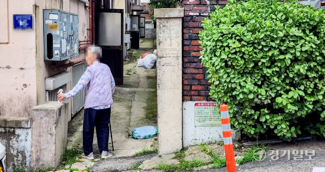 즐거운 추석 연휴가 시작됐지만, 홀몸 노인에게는 해당되지 않는 이야기이다. 명절 분위기 속에서 이분들에게 닷새 연휴는 오히려 더욱 고독한 나날이다. 최소한의 안전망이었던 행정복지센터와 봉사자 등의 돌봄과 지원이 중단됨에 따라 이들의 건강과 안전이 위협받을 가능성도 커지며 홀로 연휴를 보내며 고독사를 맞기도 한다. 명절이 가족의 소중함을 되새기는 시간이라면, 홀몸 노인들에게는 오히려 부재의 고통이 더 크게 다가오는 시기일지도 모른다. 15일 오후 홀로 시간을 보내고 있는 노인들의 모습. 윤원규기자