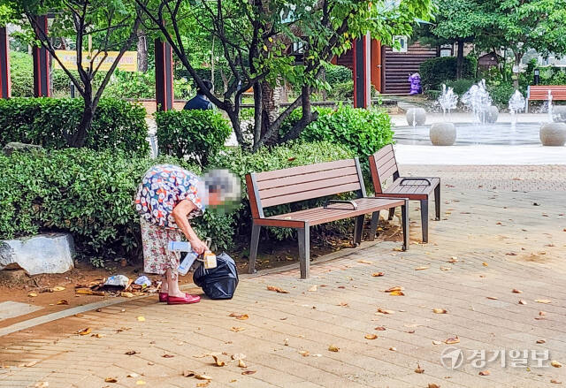 즐거운 추석 연휴가 시작됐지만, 홀몸 노인에게는 해당되지 않는 이야기이다. 명절 분위기 속에서 이분들에게 닷새 연휴는 오히려 더욱 고독한 나날이다. 최소한의 안전망이었던 행정복지센터와 봉사자 등의 돌봄과 지원이 중단됨에 따라 이들의 건강과 안전이 위협받을 가능성도 커지며 홀로 연휴를 보내며 고독사를 맞기도 한다. 명절이 가족의 소중함을 되새기는 시간이라면, 홀몸 노인들에게는 오히려 부재의 고통이 더 크게 다가오는 시기일지도 모른다. 15일 오후 홀로 시간을 보내고 있는 노인들의 모습. 윤원규기자