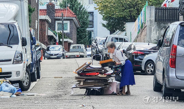 즐거운 추석 연휴가 시작됐지만, 홀몸 노인에게는 해당되지 않는 이야기이다. 명절 분위기 속에서 이분들에게 닷새 연휴는 오히려 더욱 고독한 나날이다. 최소한의 안전망이었던 행정복지센터와 봉사자 등의 돌봄과 지원이 중단됨에 따라 이들의 건강과 안전이 위협받을 가능성도 커지며 홀로 연휴를 보내며 고독사를 맞기도 한다. 명절이 가족의 소중함을 되새기는 시간이라면, 홀몸 노인들에게는 오히려 부재의 고통이 더 크게 다가오는 시기일지도 모른다. 15일 오후 홀로 시간을 보내고 있는 노인들의 모습. 윤원규기자