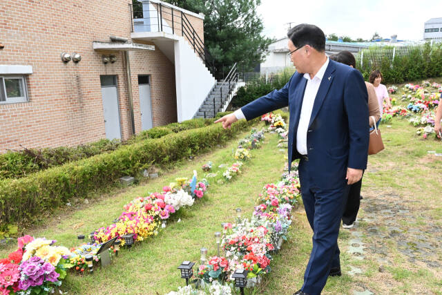 강수현 양주시장이 경신리 하늘뜰공원을 방문해 장사시설을 둘러보고 있다. 양주시 제공