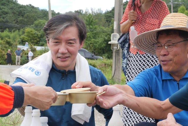 조국(왼쪽) 조국혁신당 대표가 16일 10·16 재보궐선거 전남 곡성군수 재선거 박웅두(오른쪽) 후보를 지원하기 위해 전남 곡성군에서 월세살이하며 농민들을 만나고 있다. 연합뉴스