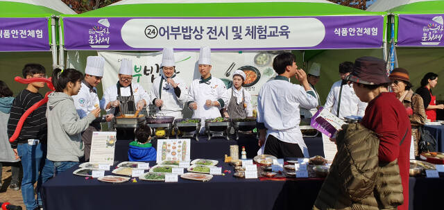 안산 와~스타디움 주경기장에서 다음달 콘서트부터 김홍도문화제까지 다양한 축제가 포함된 ‘안산페스타’가진행된다. 사진은 지난해 열렸던 음식문화제 모습. 안산시 제공