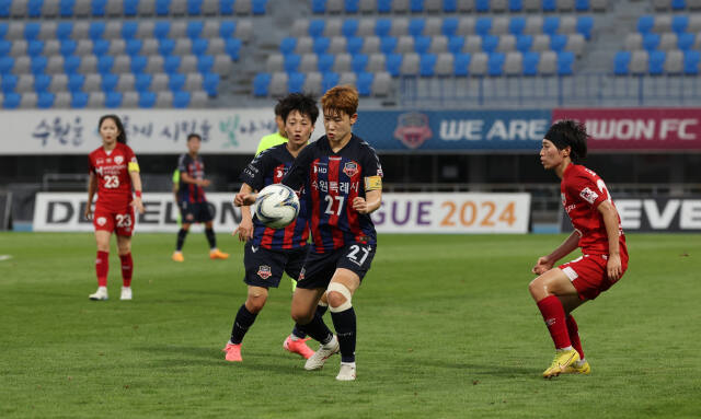 여자축구 선두 수원FC 위민과 반전을 위해 승리가 절실한 4위 인천 현대제철이 19일 인천서 시즌 우승의 향방을 가를 중요한 일전을 갖는다. 사진은 지난 20라운드 맞대결 모습.수원FC 제공