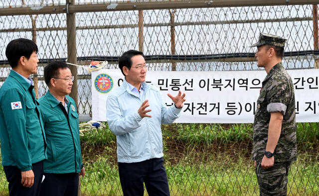 유정복 인천시장은 18일 북한이 대남 확성기로 소음을 방출하고 있는 강화군 송해면 일대를 찾아 소음 방송을 직접 듣고 현장을 점검하고 있다. 인천시 제공