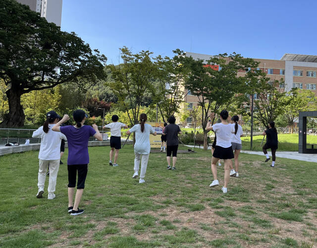 하남시보건소가 진행하는 ‘실외체조 텐모닝’이 호응을 얻고 있다. 하남시 제공