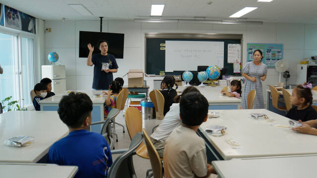 연천노곡초 어린이들이 19일 ‘펄프클레이’ 활동을 참여해 교육을 받고 있다. 연천교육지원청 제공