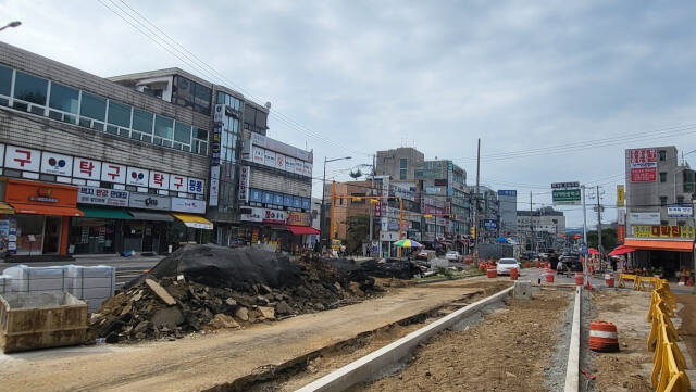 남양주 퇴계원초등학교에서 불과 70m 떨어진 퇴계원 도시계획도로 확장공사가 늦어지면서 위험한 상태로 방치되고 있다. 김태우기자