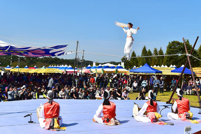 안성 바우덕이 축제에서 줄타기 공연을 펼치고 있다. 안성시 제공