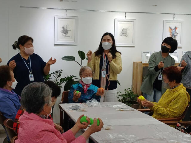 ‘재가노인지원서비스’는 만 65세 이상 노인을 대상으로 정서지원, 주거안정, 인지지원, 긴급지원, 도시락배달 등을 하고 있다. 시흥시 제공.