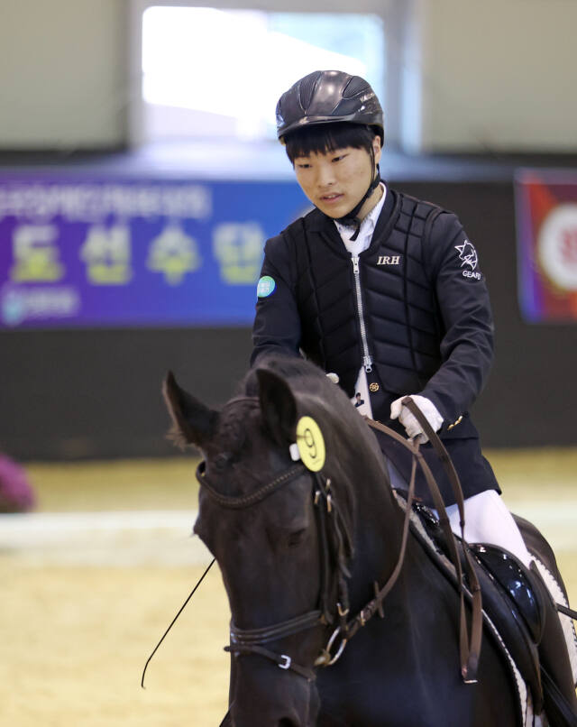 27일 열린 승마 혼성 마장마술 GRADE2에 출전한 양준혁(경기도장애인승마협회)이 경기에 임하고 있다. 대한장애인체육회 제공