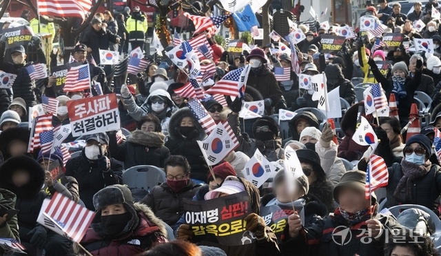 “성조기 2만5천개 가능한가요?”…집회 확대가 부른 ‘뜻밖의 특수’