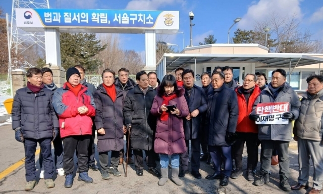 “윤 대통령 석방해야” 설날 구치소 찾은 국힘 윤상현·원외위원장